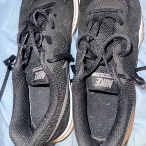 Men’s size 9.5 Nike shoes gently used